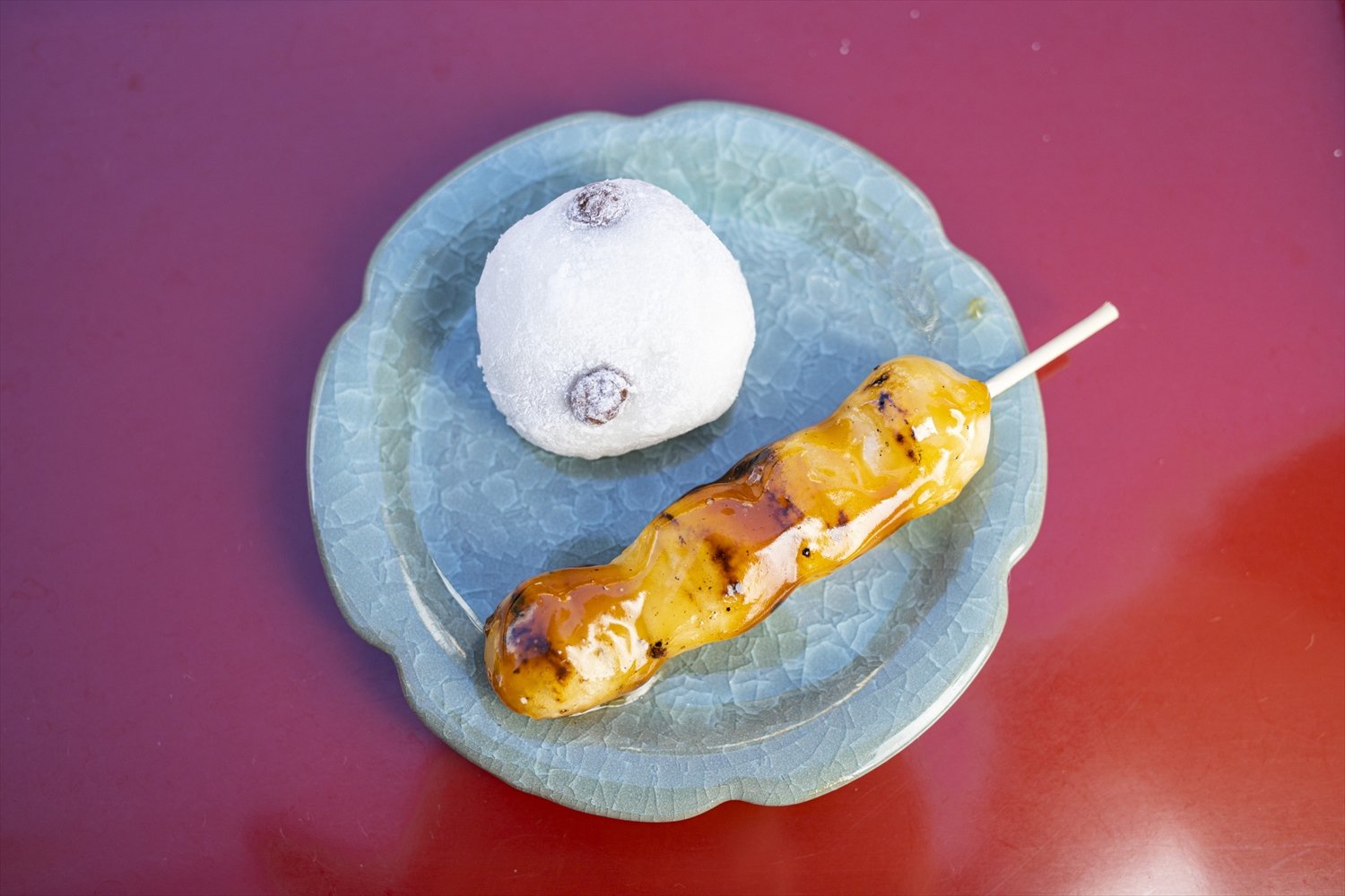 散歩のお供にも! みたらし団子 140 円。