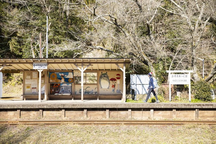 上総大久保駅は無人駅。手書き文字の駅名表示板がなんだかうれしい。