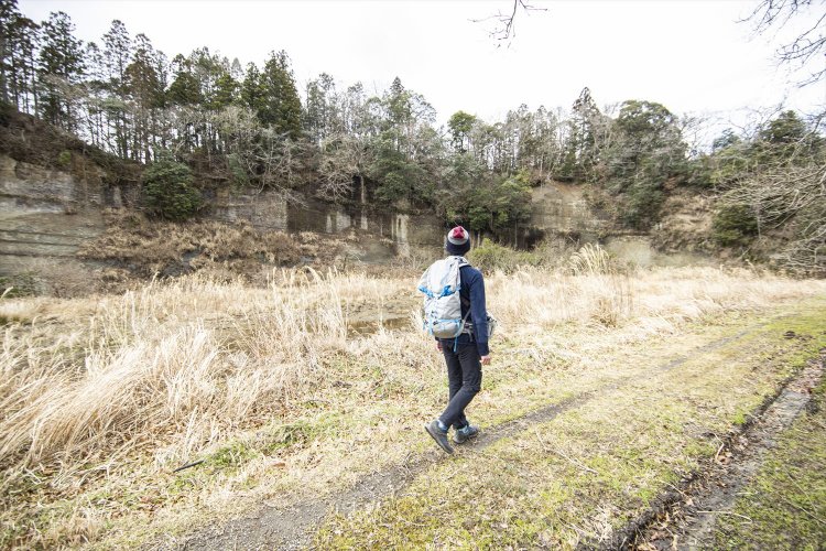 月崎駅の先から農道に入ると、一度車道を横断する以外はちょっとワイルドな道が続く。