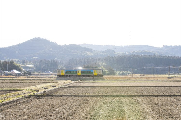 のどかな里山風景のなか、久留里線が走っていく。さんぽの終わり。
