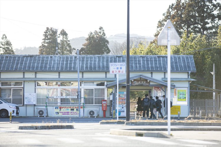 久留里駅が旅のゴール。駅には帰宅途中の高校生たちが集っていた。