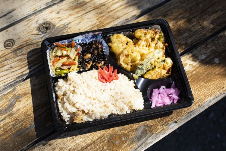 お昼ご飯は木更津名産のあさり弁当500円。