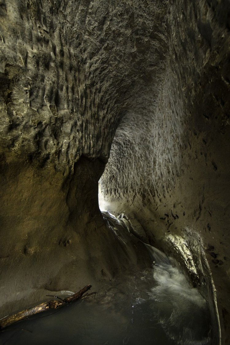 近くには素掘りのトンネル用水路も。