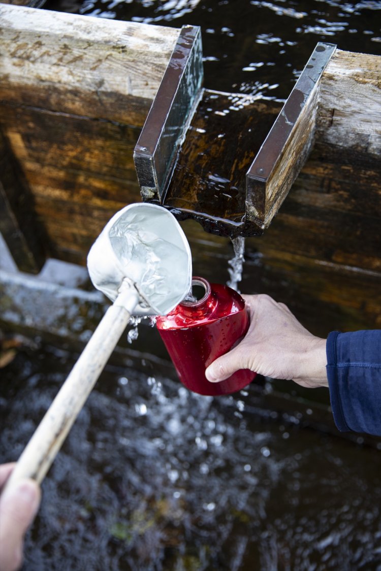 久留里駅に隣接する水くみ広場では水筒に水を詰めておみやげに。