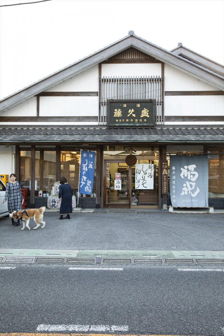 軒下に杉玉が下げられた立派な店構え。
