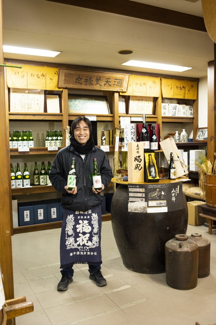 「地元の水と米で造った『福祝』、ご堪能ください！」とほほえむ蔵元の藤平淳三さん。