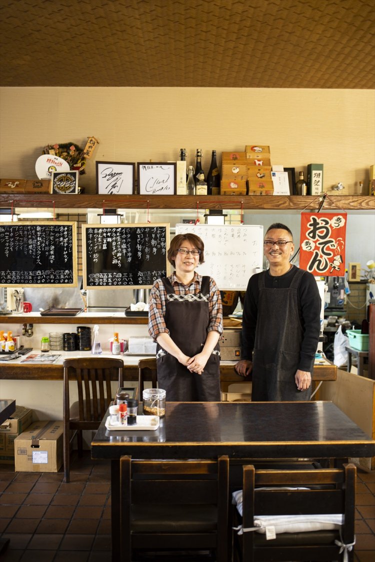 「木更津名産のアサリを使った料理をどうぞ！」お店を切り盛りする平方さんご夫婦。