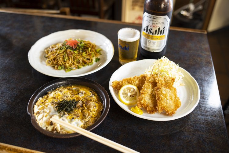 アサリの串フライ630円、アサリの玉子とじ580円、八幡様の焼きそば450円。