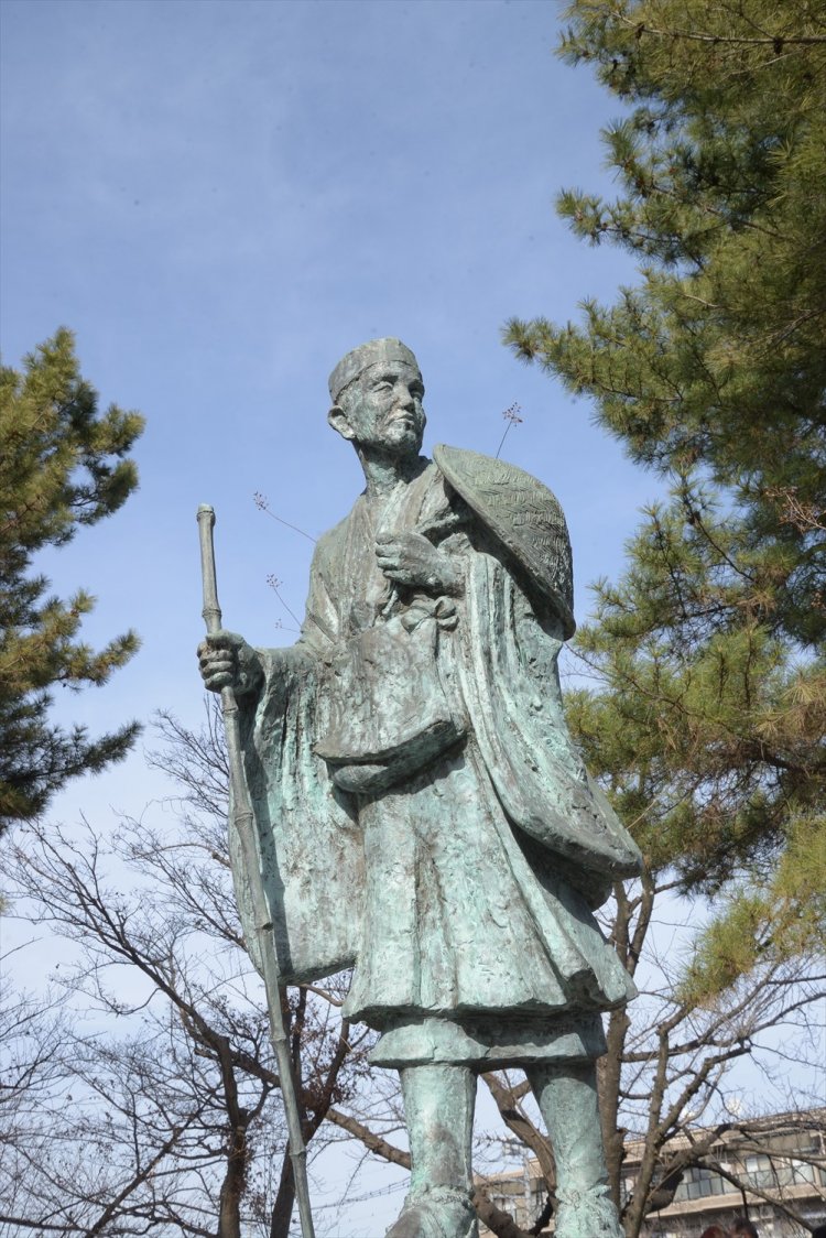 「月日は百代の過客にして、日々の散歩も人生もまた旅と同じじゃ」