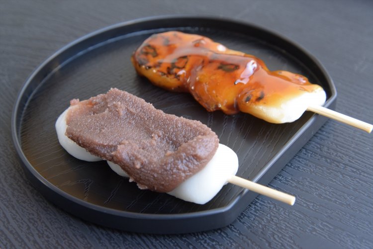 創業70年近く、千住っ子に愛されてきた名物だんご。店先でも味わえる。