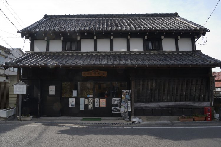 草加宿の大半を焼き尽くした明治3年（1870）の大火でも生き残った。