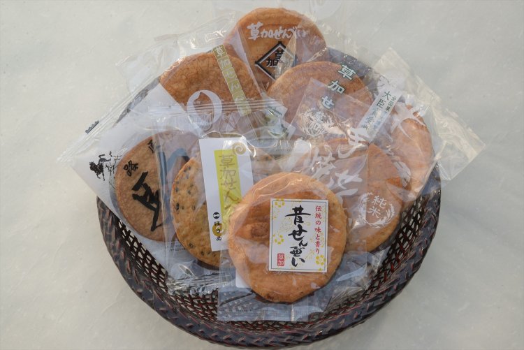 「神明庵限定草加せんべい」で8店それぞれ自慢の味を比べてみよう。