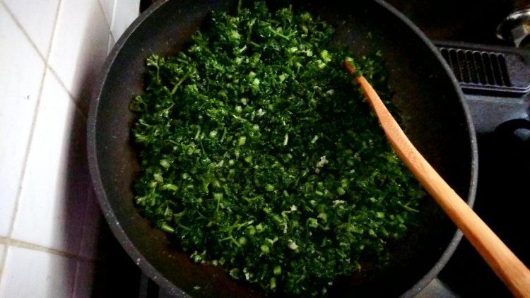 パセリを炒める
