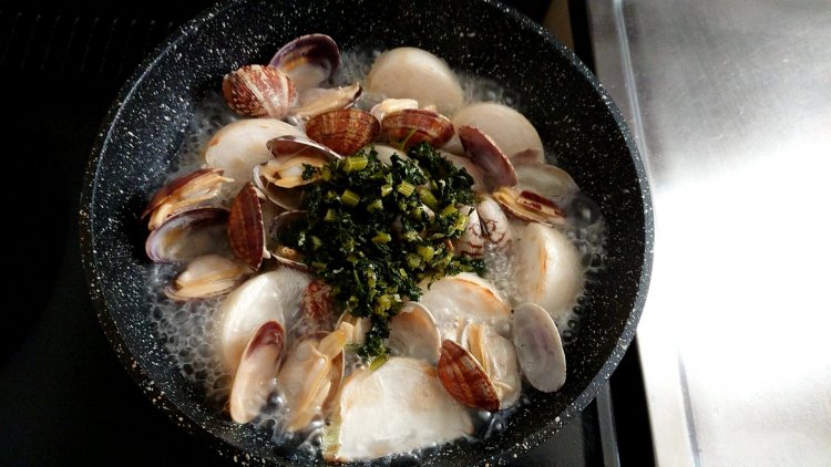 パセリ香るカブとアサリの酒蒸しに「澤の花」【山内聖子の偏愛する日本酒とつまみの話】