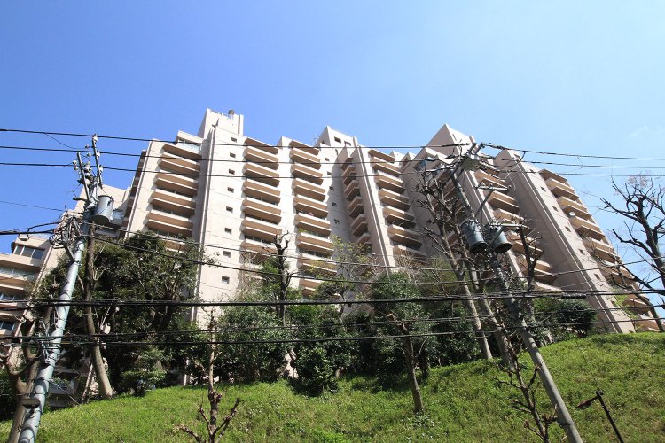 「音羽ハウス」は高台にあり、堅牢な立ち姿が印象的。「直近では2017年に大規模修繕工事を行なうなど管理状態の良さも定評があります」。