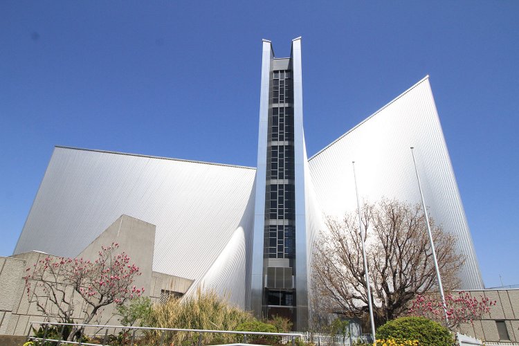 東京カテドラル聖マリア大聖堂は建築家・丹下健三の代表作のひとつ。総ステンレス張りの外壁が目をひく。