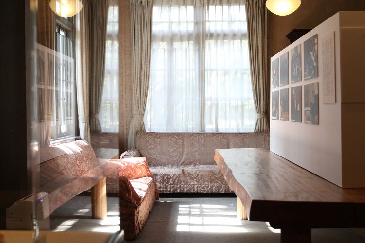 旧細川侯爵家の家政所であった建物を展示施設としている『永青文庫』。2階展示室には護立自身が座り、美術品を愛でたというソファが残る。