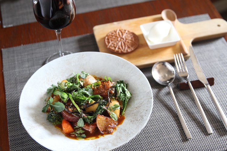 ランチコースMenuF 3080円の一例。メインの仔羊の煮込みやフレーバーキャラメルをサンドしたオリジナルゴーフルのテッフルなど。