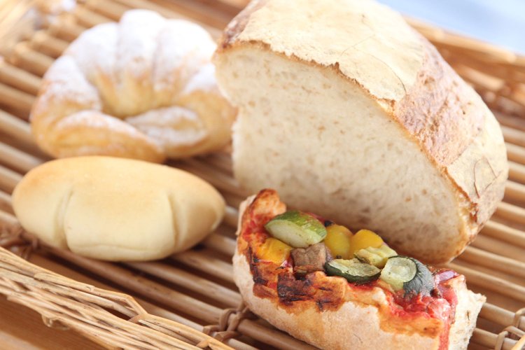 『パーネエオリオ』のブルガリアのフォカッチャ280円（右下）、パニョッタ1/4カット540円など。