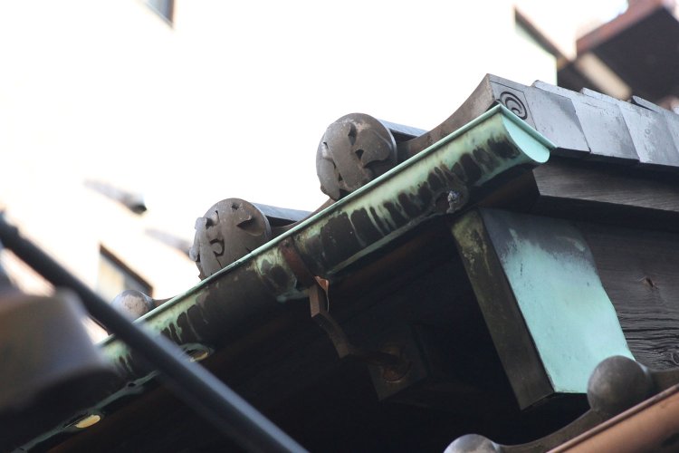 『パーネエオリオ』の建物は築約110年。瓦には「小」「林」の屋号が！