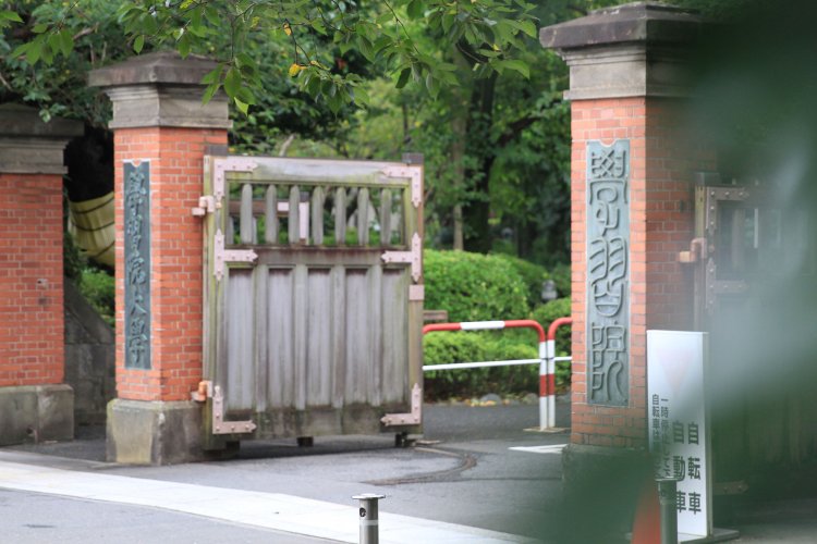 学習院のキャンパス。キャンパスの豊かな緑が目白通りを彩る。