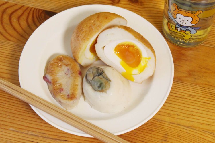 半熟ばくだんはカットすると、とろ〜りと黄身が流れていく。