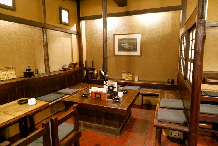 喫煙可能エリアには囲炉裏席も。