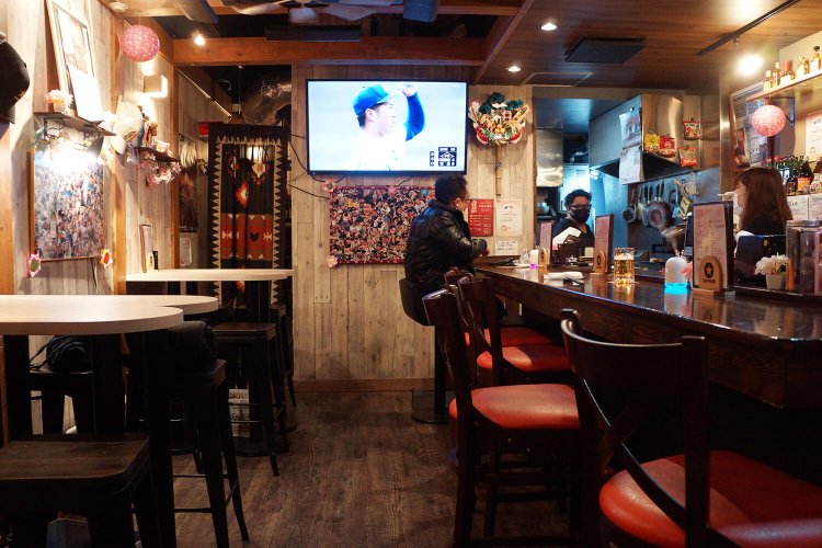 店内は一見小洒落たバー風。