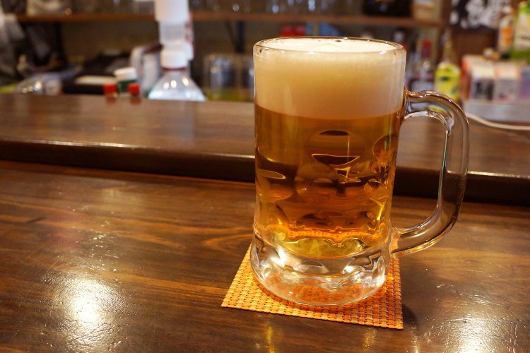 生ビール中ジョッキは380円とリーズナブル。