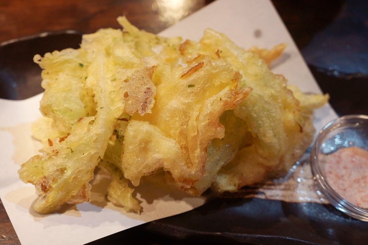 こちらは店長の和輝さん考案メニュー、春キャベツの天ぷら400円。