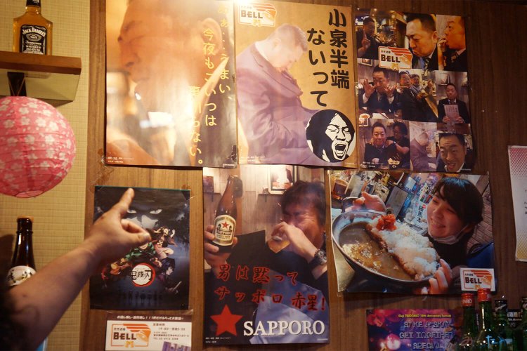 「私はね、特にこの人に執着があって（笑）」と、オリジナルのポスターを飾られる常連さんも。