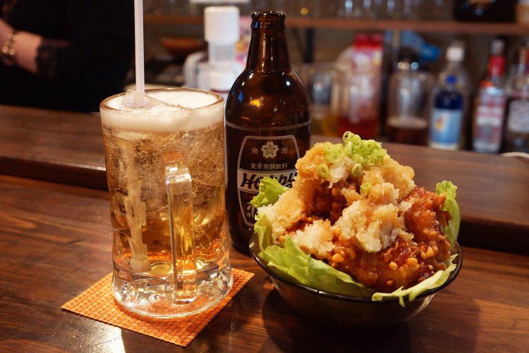 ホッピーセット（白）500円と、唐揚げおろポンみぞれ和え580円。