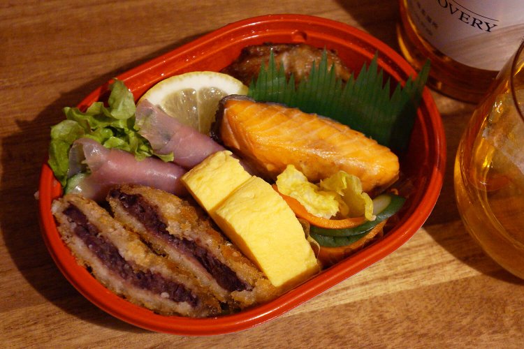 人気メニューがギュギュっと詰まった、BELL特製「おつまみ弁当」。