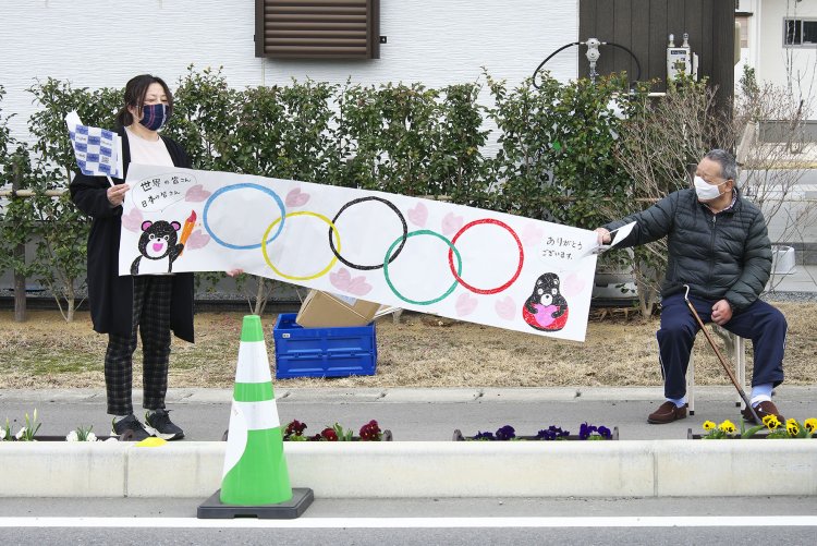 大熊町の応援団。聖火リレーコースは2019年4月に避難指示解除された復興拠点の大川原地区を東西に貫く。この沿道の災害公営住宅に避難先から戻って住めるようになった。