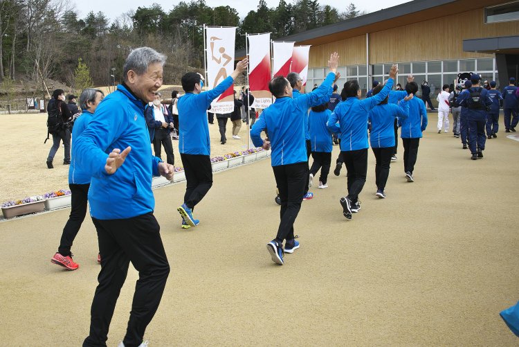 サポートランナーは公道は走れないので、ゴールまでの役場前広場をぐるりと約200mを聖火ランナーと伴走。