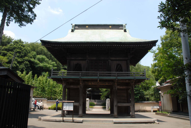 2階に羅漢像を安置した楼門は国分寺門前にある。