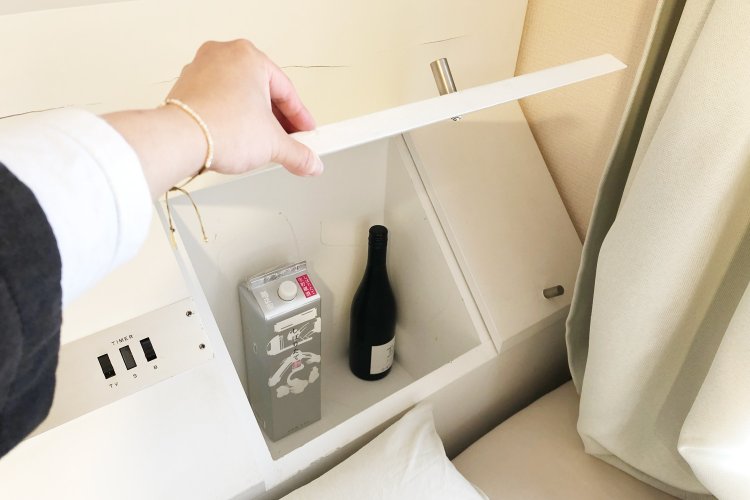 ベッド上の収納はお酒の場所！