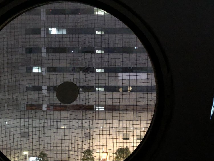 窓を眺めていると、いつか訪れた旅先の風景がよみがえる。高速バスに乗っている気分になることもある。