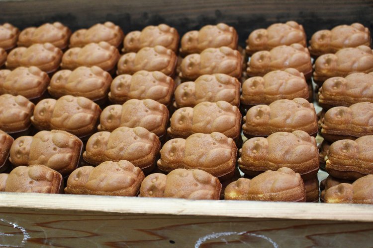 焼きたての狸。ぷっくりと膨らんだお腹が愛らしい。