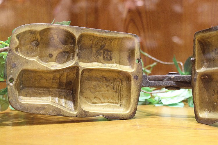  昔の人形焼の型。右上から反時計回りに“送り提灯（ちょうちん）”、“置行堀（おいてけぼり）”、“消えずの行灯（あんどん）”、“片葉の葦（あし）”。