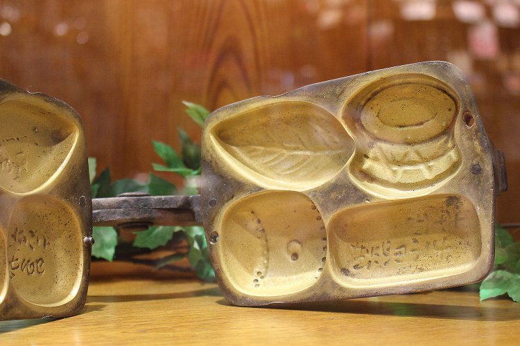 昔の人形焼きの型。右上から反時計回りに“狸囃子（たぬきばやし）”、“落ち葉なき椎（しい）”、“津軽の太鼓”、“本所七不思議”。