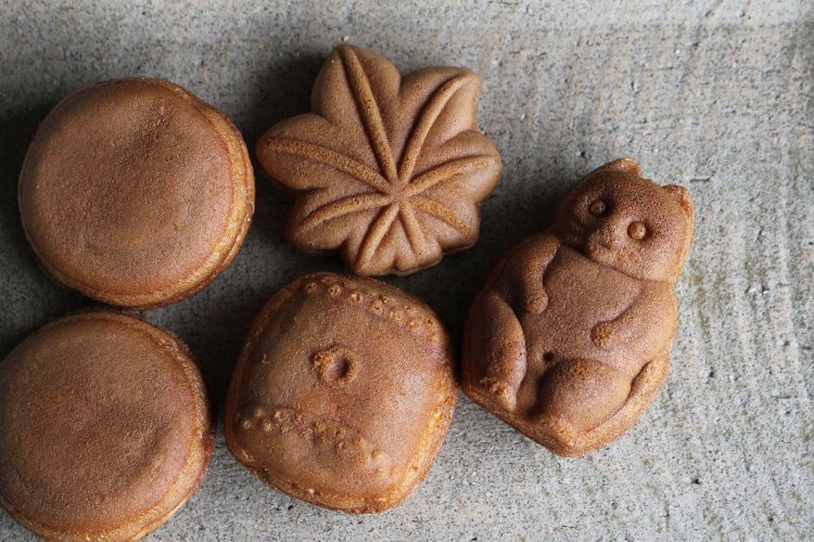 現在の『山田家』の人形焼は4種類。右から反時計回りに狸、紅葉、三笠山×2、太鼓。