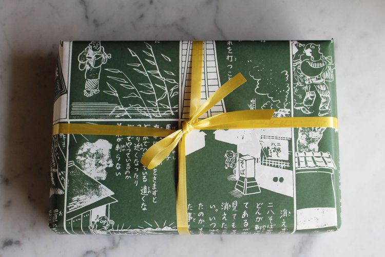 漫画家の宮尾しげを氏が『山田家』のために描いた“本所七不思議”の包装紙。