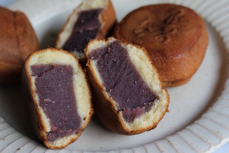 北海道産小豆と白ザラメを使う薄紫色の餡がたっぷり。