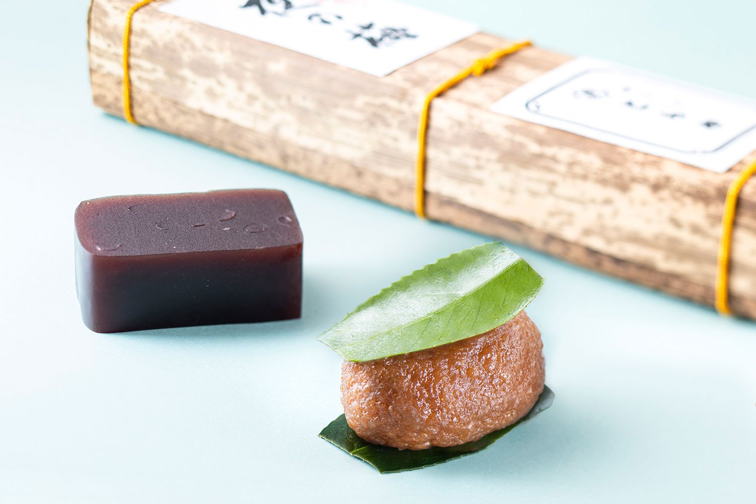 「夜の梅」(竹皮包羊羹3024円)と「椿餠」(486円※現在は販売期間外)。なお「かざしの梅」の製造可否は要確認。