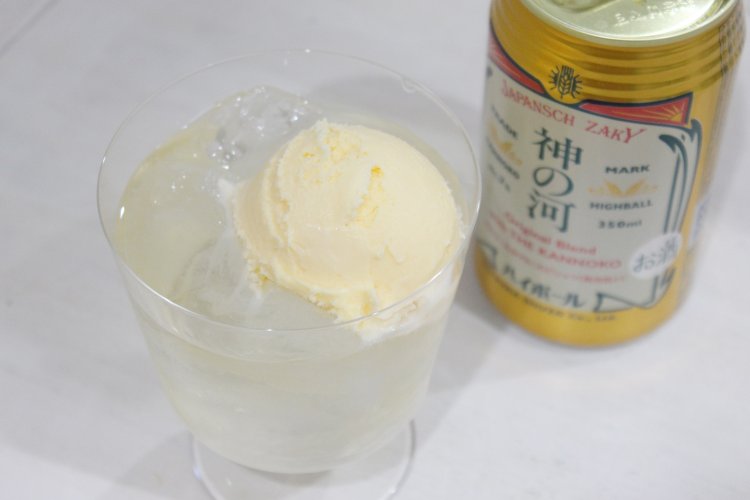 氷を多めに入れてベースを作ってから、アイスをのせるのが盛り付けのコツ。