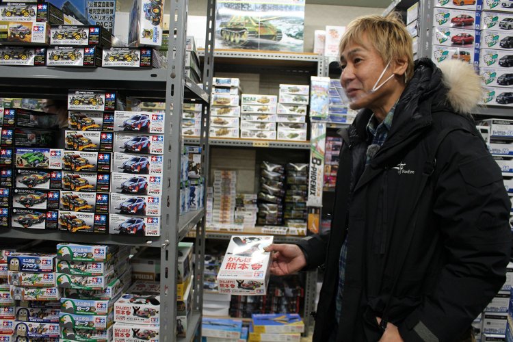 瓦町駅の駄菓子とプラモデルの問屋にて興奮中。