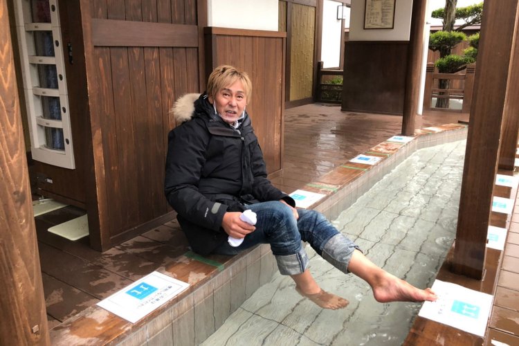 琴電琴平駅の天然温泉、智光院の湯。熱過ぎる足湯。