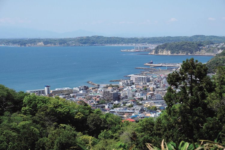 大峰山山頂の手前の東峰広場からの眺望。仙元山からの眺望と似ている。東屋、ベンチ、テーブルもあり、ゆっくりできる場所だ。