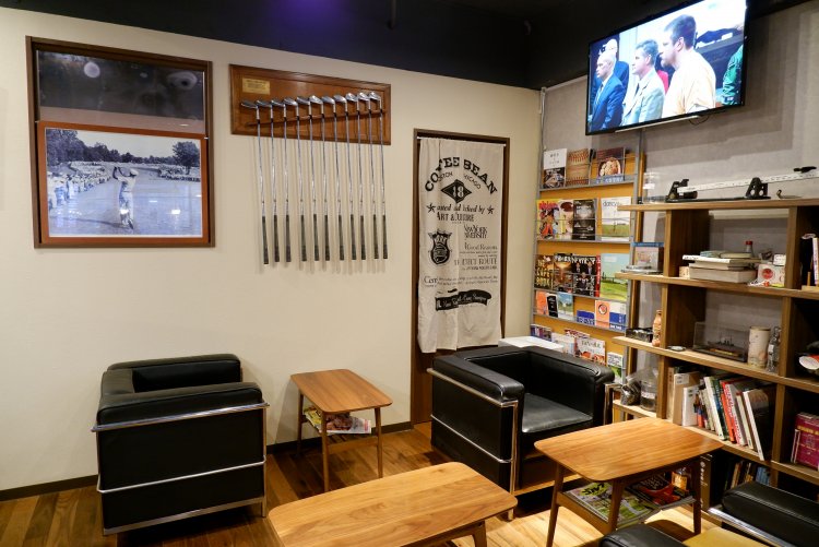 店内のあちこちに飾られているゴルフグッズ。